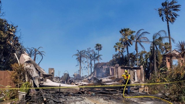 Foto: Deretan Rumah Mewah dan Mobil yang Hancur Akibat Kebakaran di California (170607)