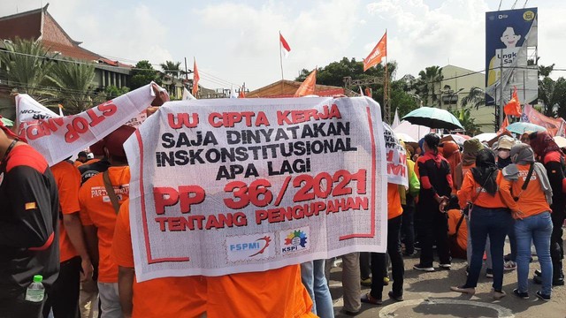 Demo Buruh di DPRD Jatim, Tuntut Kenaikan Upah hingga Tolak UU Ciptaker (37844)