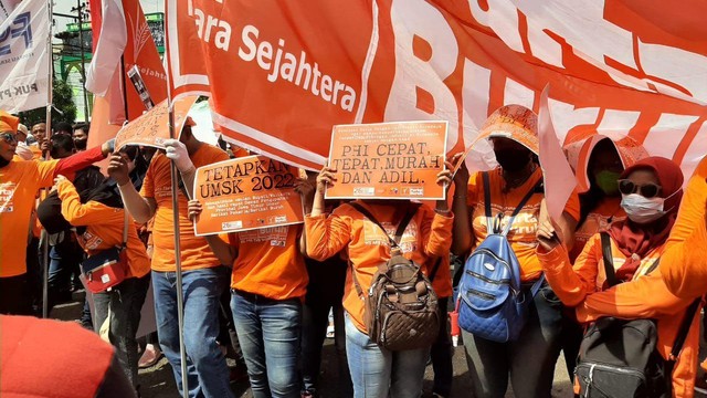 Demo Buruh di DPRD Jatim, Tuntut Kenaikan Upah hingga Tolak UU Ciptaker (37846)