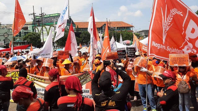 Demo Buruh di DPRD Jatim, Tuntut Kenaikan Upah hingga Tolak UU Ciptaker (37845)