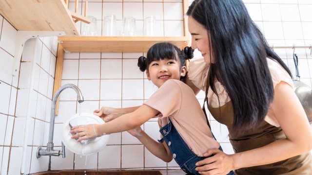 Cegah Hepatitis Akut, Ini Tips Ajari Anak Bersihkan Alat Makan Sendiri (105277)