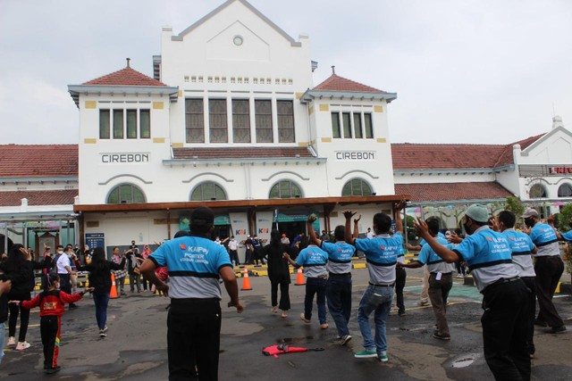 Aksi flash mob porter stasiun Cirebon Kejaksan.(Juan)
