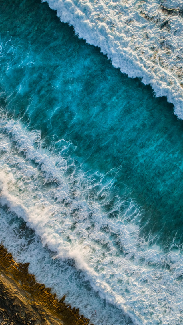 Ilustrasi warna-warna air laut. Foto: unsplash.com/sotti