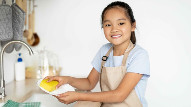 Cegah Hepatitis Akut, Ini Tips Ajari Anak Bersihkan Alat Makan Sendiri (105279)