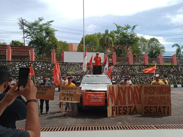 Massa Buruh Audiensi ke DPRD Sintang, Desak Setop Kriminalisasi Petani (74325)