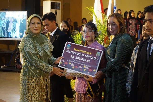 Penyerahan penghargaan kepada salah satu lulusan berpestasi di SMAN 1 Turen. Foto: dok