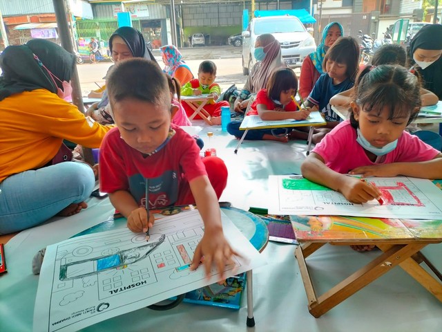 Anak-anak usia TK dan SD mengikuti lomba mewarnai di RS PAD Cirebon Jawa Barat.(Juan)