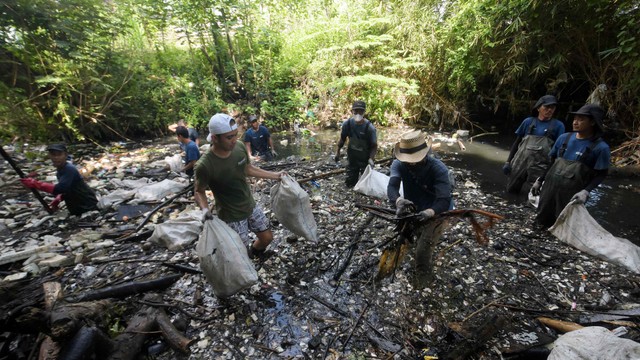 Foto: Pembersihan Aliran Sungai di Desa Jimbaran, Bali (180967)