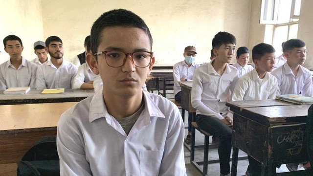 Milad yang berusia 15 tahun berada di sekolah ketika bom meledak.
