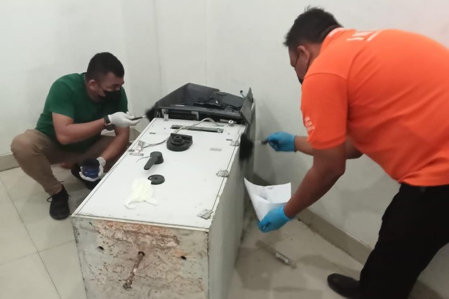 Polisi melakukan olah TKP mesin ATM Bank Aceh Syariah yang dicoba bawa kabur oleh lima pria yang belum teridentifikasi, Sabtu (14/5). Foto: Dok. Polresta Banda Aceh
