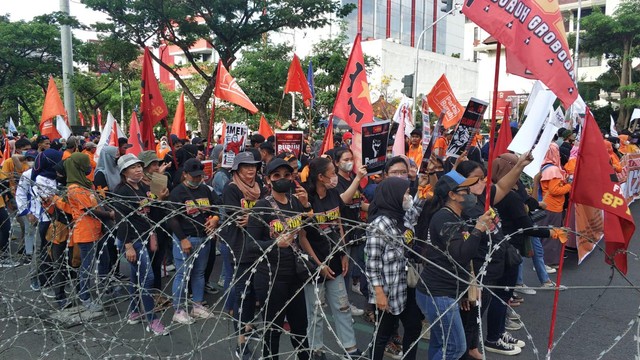 Ribuan buruh saat melalukan aksi di depan Kantor Gubernur Jawa Tengah. Foto: Intan Alliva/kumparan
