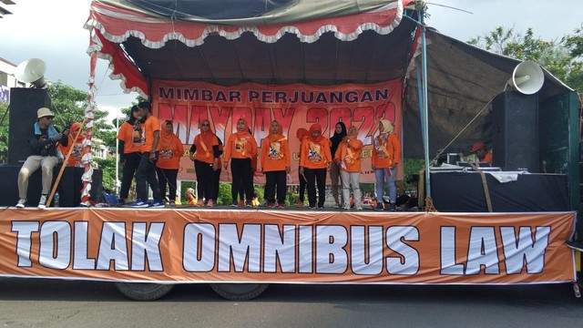 Demo May Day di Depan Kantor Gubernur Jateng, Buruh Suarakan UMK hingga Perda (25580)