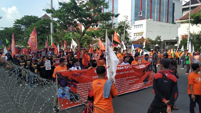 Demo May Day di Depan Kantor Gubernur Jateng, Buruh Suarakan UMK hingga Perda (25579)