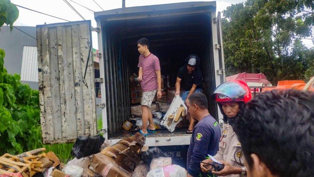 Mobil Box Berisi Paket JNE Terbakar di Parepare, Sulawesi Selatan (87254)