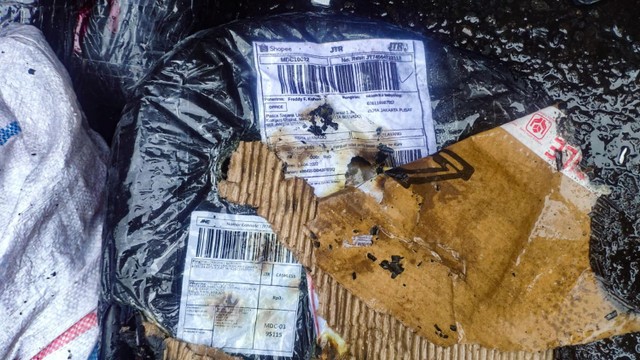 Mobil Box Berisi Paket JNE Terbakar di Parepare, Sulawesi Selatan (87256)