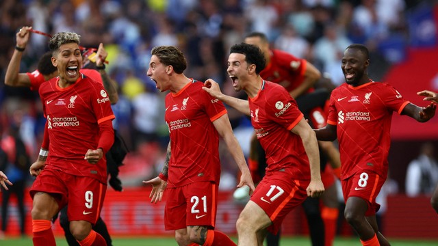 Pemain Liverpool Kostas Tsimikas melakukan selebrasi setelah mencetak gol kemenangan melalui adu penalti melawan Chelsea di Stadion Wembley, London, Inggris, Sabtu (14/5/2022). Foto: Hannah McKay/REUTERS
