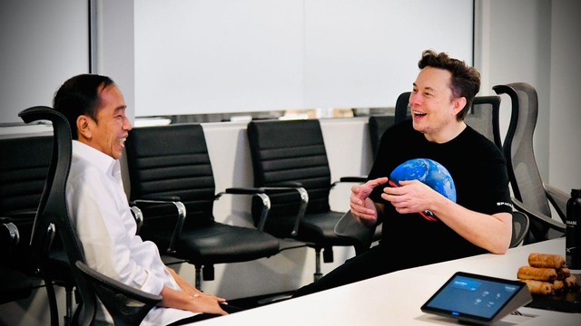 Presiden Joko Widodo berbincang dengan Elon Musk saat meninjau lokasi fasilitas produksi roket Space X, di Boca Chica, Amerika Serikat, Sabtu (14/5/2022). Foto: Laily Rachev/Biro Pers Sekretariat Presiden