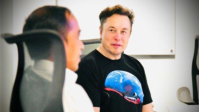 Presiden Joko Widodo berbincang dengan Elon Musk saat meninjau lokasi fasilitas produksi roket Space X, di Boca Chica, Amerika Serikat, Sabtu (14/5/2022). Foto: Laily Rachev/Biro Pers Sekretariat Presiden