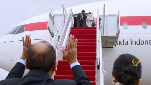 Presiden Joko Widodo dan Ibu Iriana bertolak menuju Tanah Air, usai kunjungannya di Amerika Serikat, pada Sabtu (14/5/2022). Foto: Laily Rachev/Biro Pers Sekretariat Presiden