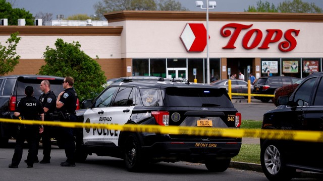 Petugas polisi mengamankan tempat kejadian setelah penembakan di supermarket TOPS di Buffalo, New York, AS, Sabtu (14/5/2022). Foto: Jeffrey T. Barnes/REUTERS