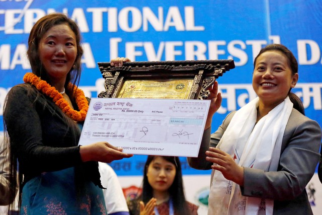 Cerita Lhakpa Sherpa, Wanita Perkasa Pencetak Rekor 10 Kali Mendaki Everest (6709)