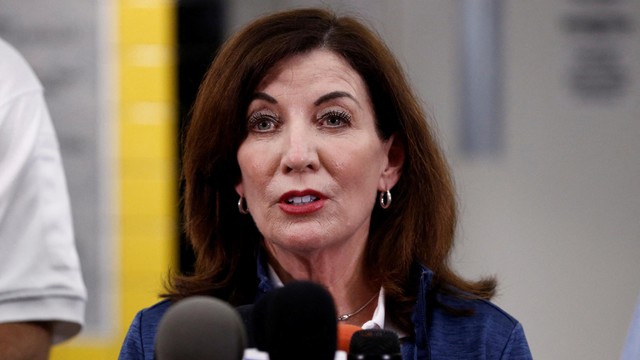 Gubernur New York Kathy Hochul berbicara kepada media setelah penembakan di supermarket TOPS di Buffalo, New York, AS, Sabtu (14/5/2022). Foto: Jeffrey T. Barnes/REUTERS