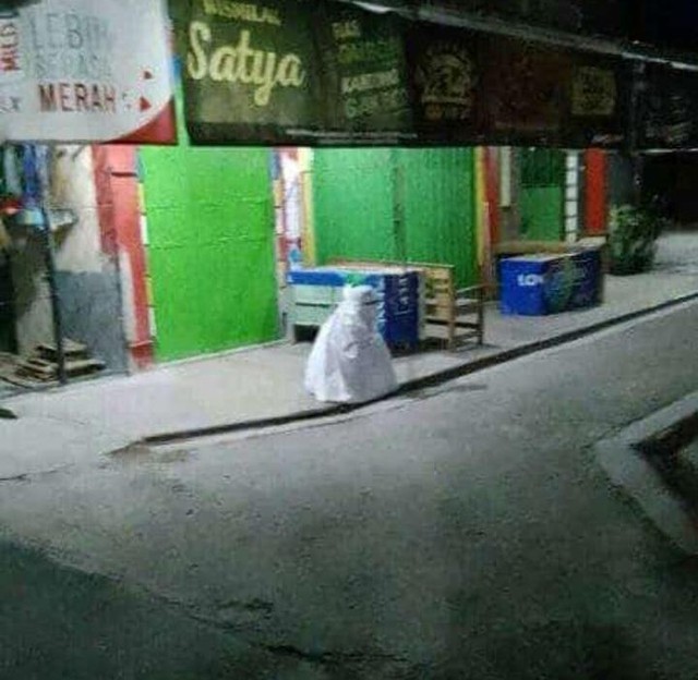 Viral Manusia Berjubah Serba Putih Gegerkan Warga Pringsewu, Lampung (75509)