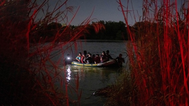 Foto: Ratusan Imigran Susur Sungai Rio Grande Menuju Amerika Serikat (36820)
