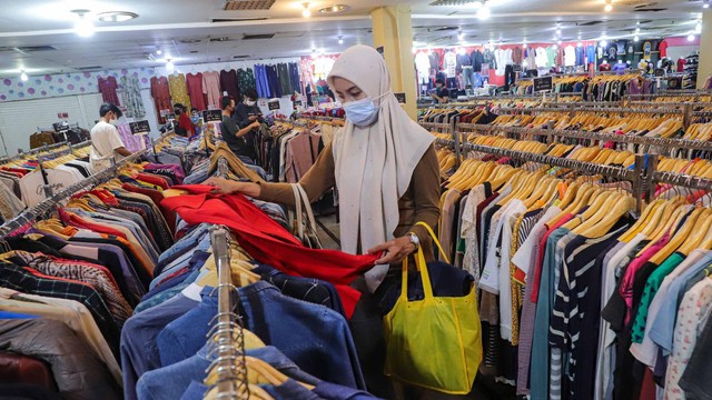 Foto: Libur Panjang, Bisnis Pakaian Bekas Laris Diserbu Pembeli di Blok M  (5618)