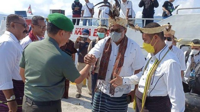 Keterangan foto: Bupati Lembata Thomas Ola dan Ketua DPRD Lembata Piter Gero beserta rombongan Pemda Lembata melakukan kunjungan ke Flores Timur. Foto : Istimewa