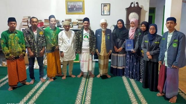 Santri Dukung Ganjar Banten Silaturahmi Ke Abuya Ahmad untuk Ngalap Berkah (49189)