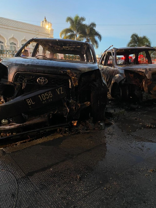 Dua mobil terbakar di belakang Masjid Raya Baiturrahman, Gampong Baru, Kecamatan Baiturrahman, Banda Aceh, Ahad (15/5) sekitar pukul 05.35 WIB. Foto: Dok. DPKP Banda Aceh