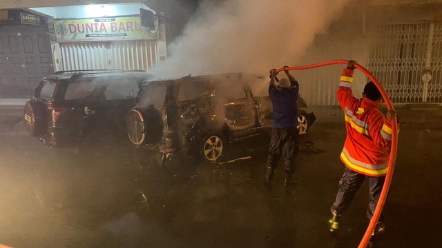 Dua Mobil Terbakar di Belakang Masjid Raya Baiturrahman Banda Aceh (154)