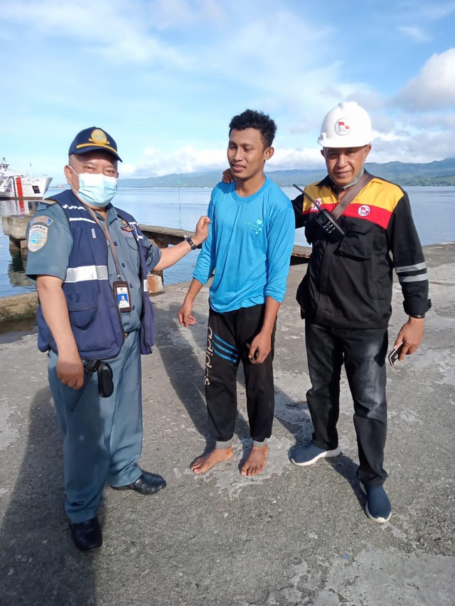 Pemuda Lompat dari KM. Dorolonda ke Laut Teluk Ambon, Selamat Usai Dicari (590516)