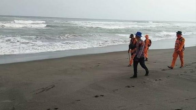 Siswa SMP Terseret Ombak Pantai Citepus saat Liburan Bersama Keluarga (281969)