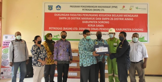 Petrogas (Basin) Ltd Bantu Alat Laboratorium ke 2 Sekolah di Kabupaten Sorong (68702)