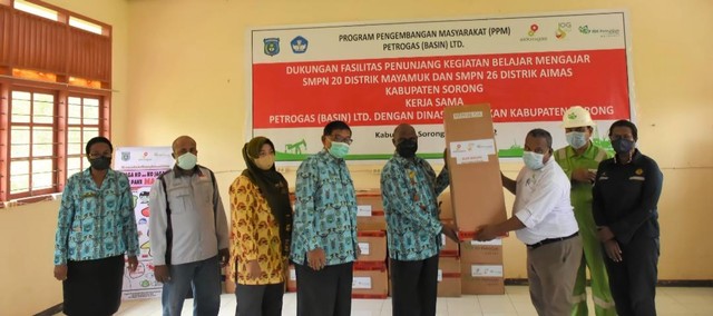 Petrogas (Basin) Ltd Bantu Alat Laboratorium ke 2 Sekolah di Kabupaten Sorong (68703)