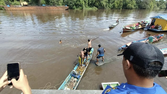 2 Bocah Tenggelam di Sungai Arut, Ditemukan Meninggal dengan Saling Berpegangan (130391)
