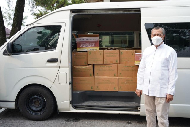 GUBERNUR Riau, Syamsuar, berdiri di depan mobil memuat mushaf Alquran sebanyak 600 eksemplar dan 4 ton kurma. (FOTO: SELASAR RIAU/HUMAS PEMPROV RIAU).