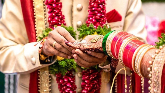 Pernikahan India seringkali dirayakan secara mewah, dengan ribuan tamu undangan.