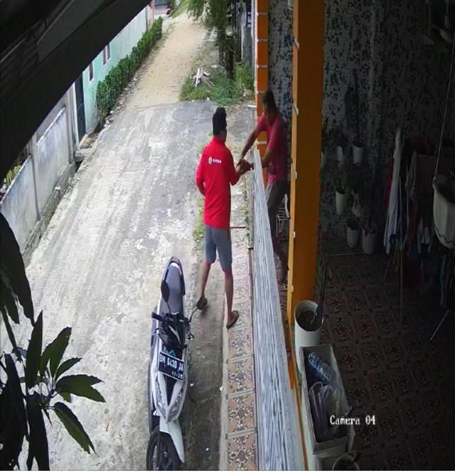 TANGKAPAN layar CCTV saat amggota polisi ditikam oleh Orang tak dikenal saat datang ke rumahnya, Minggu (15/52022). 