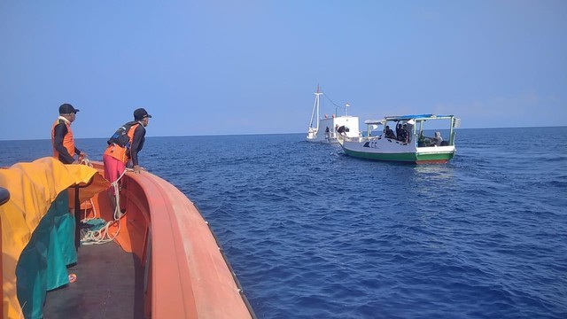 Keterangan foto:Tim SAR gabungan saat menemukan kapal nelayan yang hanyut di perairan Laut Flores, Minggu (15/5). Foto:Dok.Basarnas Maumere.