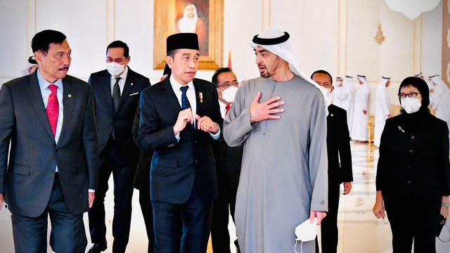 Presiden Joko Widodo bertemu Mohamed bin Zayed di Bandar Udara Internasional Abu Dhabi, Persatuan Emirat Arab (PEA). Foto: Laily Rachev/Biro Pers Sekretariat Presiden