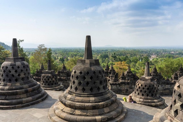 Ilustrasi perayaan Waisak nasional pertama di Candi Borobudur pada tahun 1953, sumber foto oleh Linda Gschwentner dari Pexels