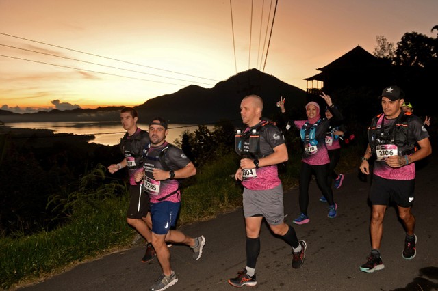 Peserta berlari di kawasan Geopark Batur saat mengikuti Bali Trail Running Challenge 2022 di Bangli, Bali, Minggu (15/5/2022). Foto: Fikri Yusuf/ANTARA FOTO