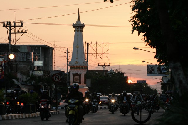 tempat wisata di Jogja untuk keluarga. sumber foto : unsplash/foto orang mengendarai motor
