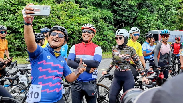 Pesepeda peserta Tour de Aceh 2022 berswafoto atau selfie bersama Wulan Guritno, Senin (16/5). Foto: Habil Razali/acehkini