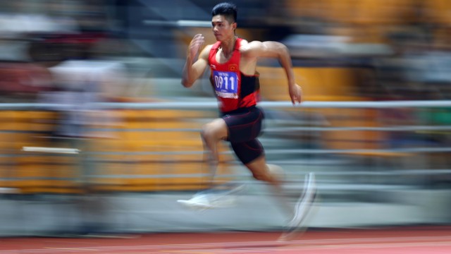 Nguyen Tien Trong Vietnam beraksi selama final lompat jauh putra. Foto: REUTERS/Athit Perawongmetha