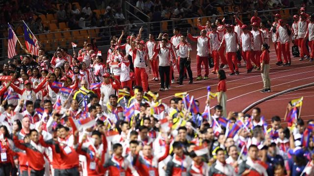 Kontingen Indonesia berparade bersama kontingen 10 negara lainnya dalam upacara penutupan SEA Games ke-30 di Stadion Atletik New Clark, Filipina, pada 2019. Foto:  ANTARA FOTO/Nyoman Budhiana