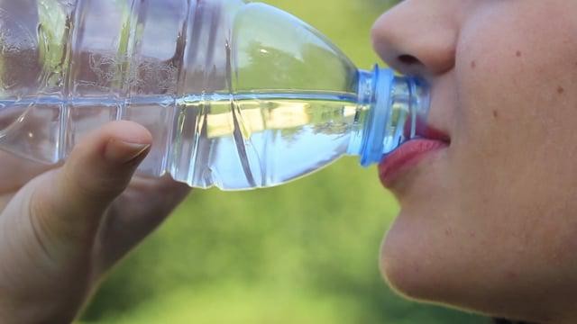 Rutin mengonsumsi air mineral menjadi salah satu cara sederhana menjaga tubuh tetap sehat usai liburan. Foto: Pixabay